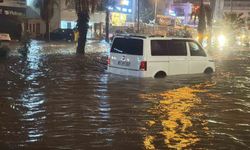 Sağanak yağışa teslim oldu: Yollar göle döndü, evleri su bastı