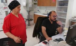 Sağlık çalışanı anne ve oğul birlikte hayat kurtarıyor