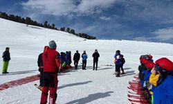 Susuz Kaymakamı Tutal'dan geleceğin kayakçılarına moral ziyareti