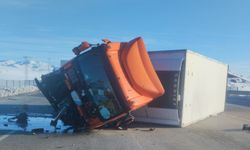 Tır devrildi: 1 yaralı