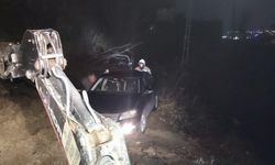 Toprak kaymasıyla mahsur kalan araç kurtarıldı
