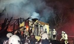 Üsküdar'da iki katlı metruk bina alev alev yandı