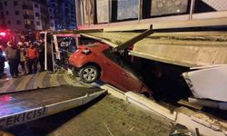 Üsküdar'da kontrolden çıkan otomobil iş yerine daldı