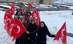 Van Kalesi'nde kadınlardan bayrak sevgisi yürüyüşü