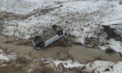 Van'da otomobil dereye uçtu: 3 yaralı