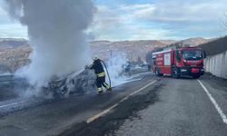 Yanan otomobilden geriye demir yığını kaldı