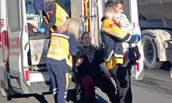 Yaralanan bebek 112 görevlisinin kucağında annesini bekledi