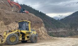 Yol güvenliği için kayalar kırılıyor