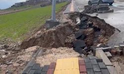Yol ve kaldırım çöktü