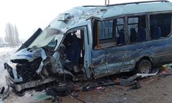Yolcu minibüsü ile otobüs çarpıştı: Çok sayıda yaralı var