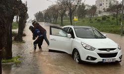 Yollar göle döndü, mahsur kalanları zabıta sırtında taşıdı
