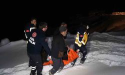 Yolu karla kapanan ve elektrikleri kesik olan köyde oksijensiz kalan hastanın imdadına yetiştiler