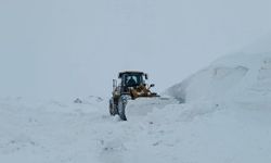 KAR VE FIRTINA NEDENİYLE KAPANAN KÖY YOLLARINA ANINDA MÜDAHALE