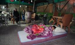 5.1 büyüklüğündeki depremin ardından yaşanan artçılardan korkan vatandaşlar dışarda sabahladı