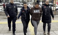 Annesinin sevgilisini bıçaklayan genç ve polise tokat atan annesi adliyede