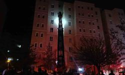 Apartmanın girişindeki elektrik panosunda oluşan patlama paniğe neden oldu