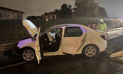 Araç bariyerlere girdi: 3 kişi yaralandı