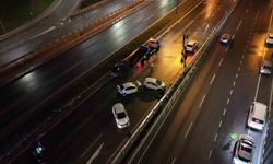 Ataşehir'de zincirleme kaza: Yardım için duran araçlar da kazaya karıştı, 3 yaralı