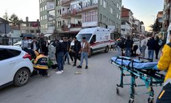 Aydınlatma direğine çarpan motosikletteki 2 kişi yaralandı