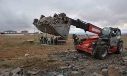 Briket yüklü kamyon yan yattı