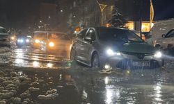 Caddeler göle döndü, otomobiller adeta suda yüzdü