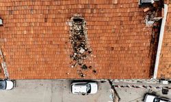 Çürüyen baca otomobilin üzerine yıkıldı