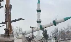 Depremde hasar gören cami kontrollü şekilde yıkıldı