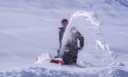 Erzurum'da kar yağışı durdu, çilesi devam ediyor