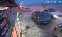 Fırtına da deniz taştı, iş yerleri zarar gördü... O anlar kamerada