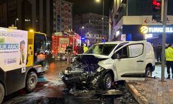 Hafif ticari araç ile otomobil çarpıştı: 2 yaralı