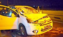 Hafif ticari araç yayaya çarptı: 1'i ağır 2 yaralı