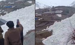 Hakkari'de çığ evleri teğet geçti