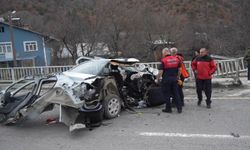 Hurdaya dönen araçtan sağ kurtuldular: 1'i bebek 3 yaralı