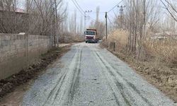 Iğdır'da köy yolunda onarım ve kumlama çalışması yapılıyor