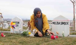 İki evladı vahşice öldürülen anne, bayram öncesi evlatlarının kabrini ziyaret etti
