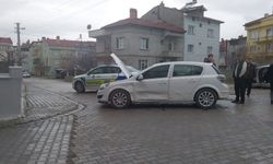 İki otomobil çarpıştı 1 bebek 3 kişi yaralandı