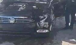 İki otomobil kavşakta çarpıştı