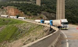 İki tır kafa kafaya çarpıştı: 1 ölü