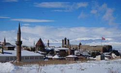 İranlı çocuklar için mektep girişimi