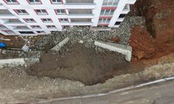 İstinat duvarı çöktü, 9 katlı bina zarar gördü