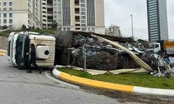 Kamyon devrilerek yan yattı