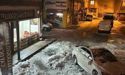 Kar kütlesi otomobili kullanılamaz hale getirdi