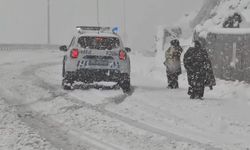 Karda mahsur kalan aileyi emniyet kurtardı