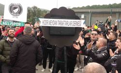 Kocaelispor taraftarları, TFF önüne siyah çelenk bıraktı