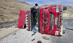 Kömür yüklü tır devrildi 1 yaralı