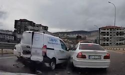 Kontrolden çıkan araç, önündeki 4 araca çarptı: O anlar kamerada