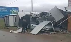 Kontrolden çıkan otomobil prefabrik yapıya girdi