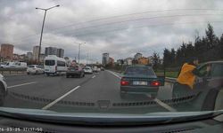 Makas atan sürücü dehşet saçtı: Araçtan indi, şoföre tokat attı