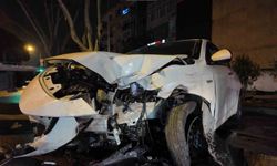 Makas atan sürücü lüks araca çarpıp kaçtı