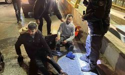 Motosiklet, otomobile arkadan çarptı: 2 yaralı